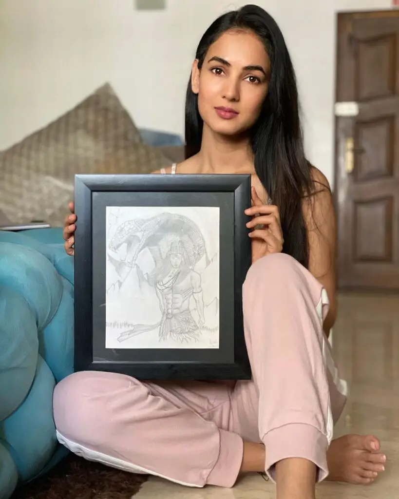 Sonal Chauhan Age, Wiki, Height, Family, Education, Boyfriend & More 10 Sonal Chauhan drawing