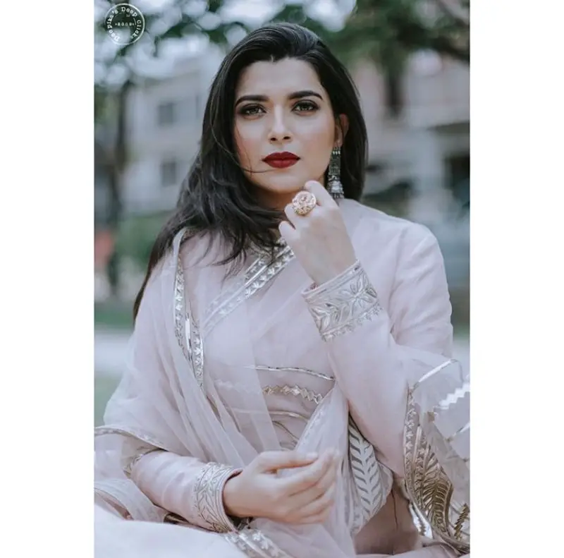 Nimrat Khaira Age, Wiki, Weight, Family, Boyfriend & More | BiographyVilla