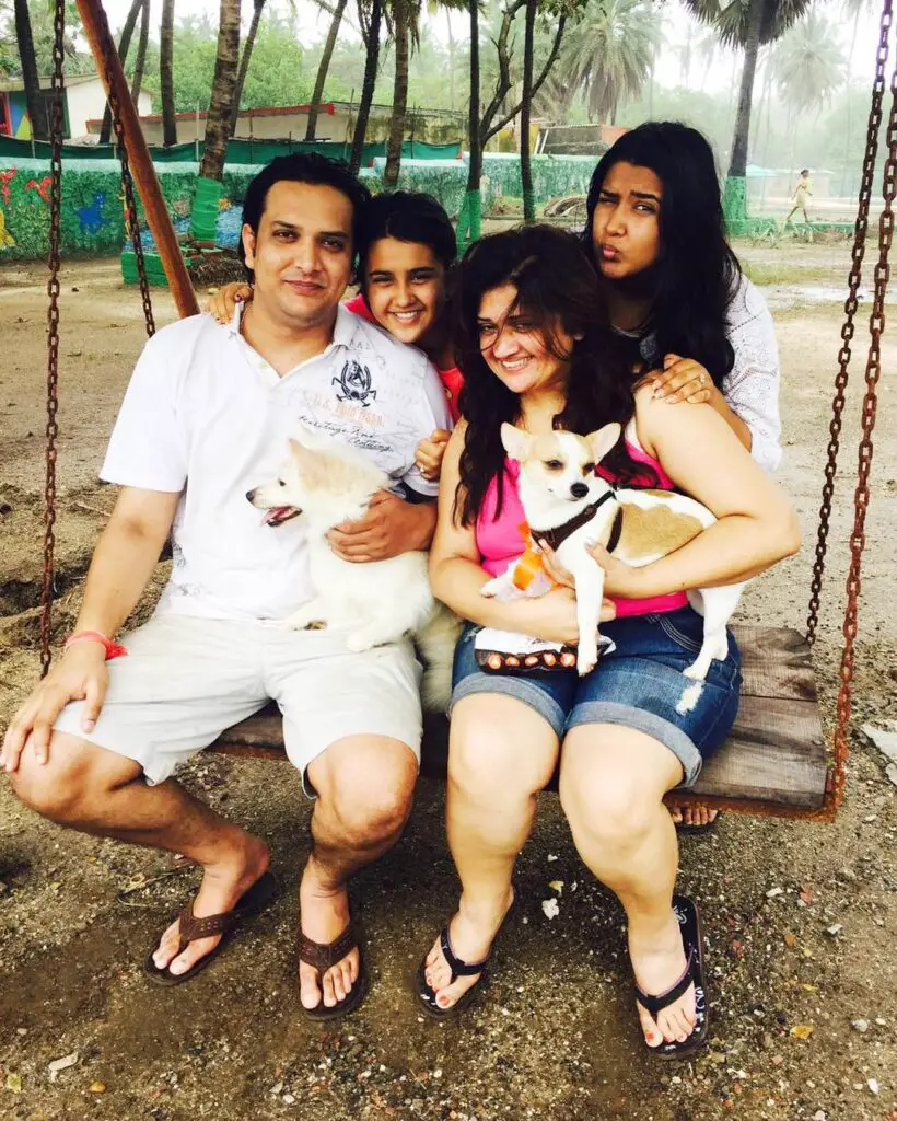 Roshni Walia Biography, Age, Height, Family, Boyfriend & More 4 Roshni Walia family, mother, father, sister