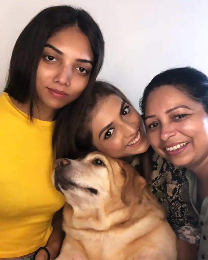 Shruti Sinha family, mom, sister