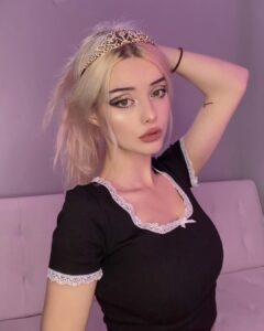 Lauren Burch Age, Height, Wiki, Family, Boyfriend, Net Worth